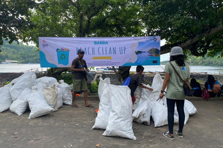 Aksi bersih-bersih pantai atau Beach Clean Up yang digelar oleh Kementerian Pariwisata dan Ekonomi Kreatif (Kemenparekraf) bekerja sama dengan Mollucas Coastal Care (MCC) dan masyarakat sekitar di Pantai Kasten, Banda Neira, pada Selasa (1/11/2022)