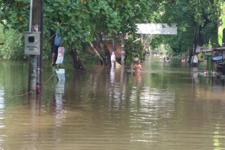 Perumahan Puri Kartika Baru RW 09 mulai surut dari banjir. Sebelumnya, banjir diperkirakan mencapai ketinggian 2 meter atau seatap rumah yang diakibatkan jebolnya tanggul di belakang kompleks perumahan.