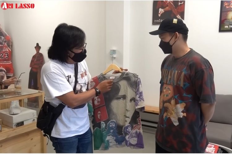 Penyanyi Ari Lasso menunjukkan kaus vintage bergambar band The Doors. Ari pernah mengenakan kaus serupa di video musik Kangen milik Dewa 19.