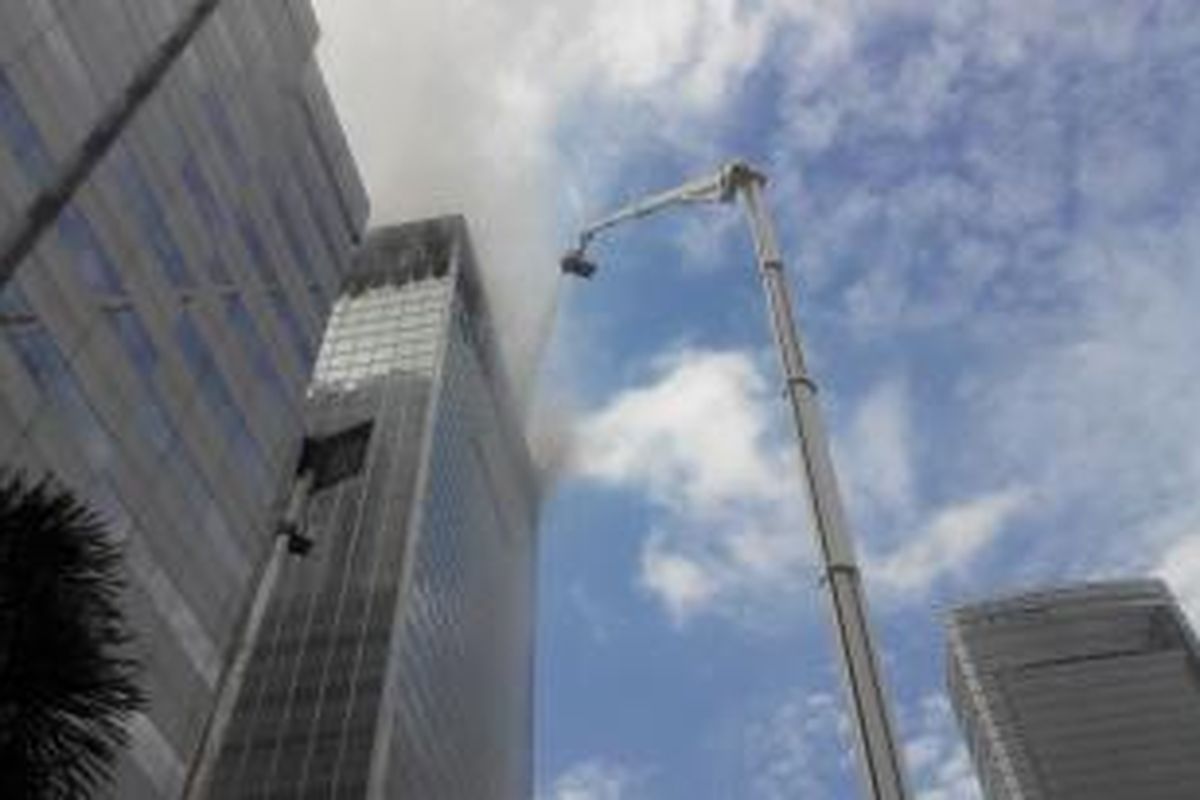 Mobil skylift milik Dinas Pemadam Kebakaran dan Penanggulangan Bencana DKI Jakarta yang digunakan untuk memadamkan api di Wisma Kosgoro, Jalan MH Thamrin, Jakarta Pusat, Selasa (10/3/2015). 