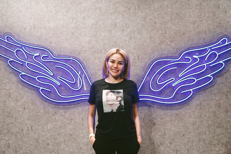 Nikita Mirzani memborong produk resmi BTS di pop up store di Senayan City, Jakarta Pusat.