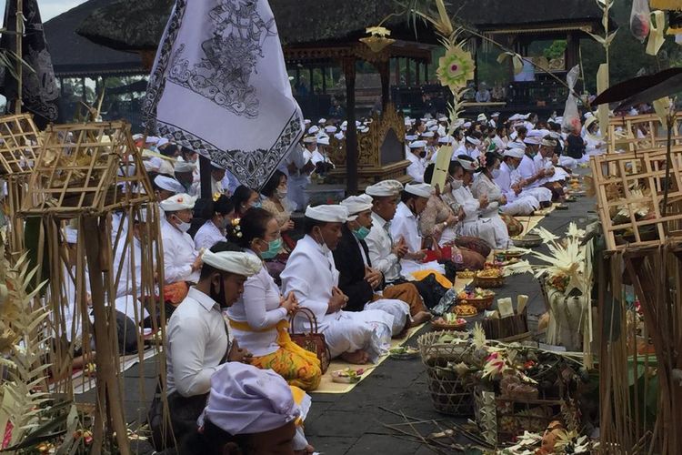 Umat Hindu Bali melakukan persembahyangan Peneduh Jagat di Pura Besakih, Karangasem, pada Minggu (5/7/2020) pagi. 