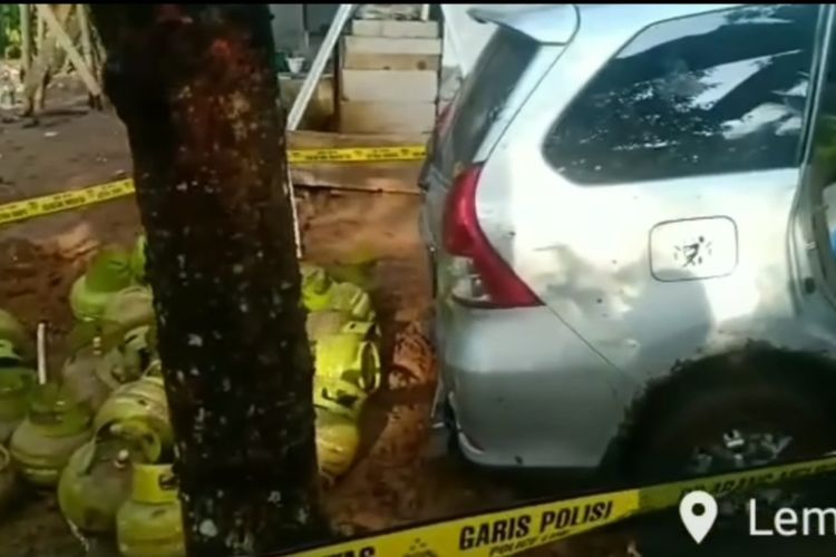 Penemuan mobil berisi tabung gas elpiji yang ditinggalkan pemiliknya di Desa Lemahjaya, Kecamatan Wanadadi, Kabupaten Banjarnegara, Jawa Tengah.