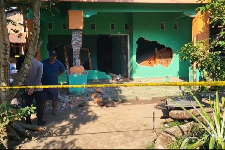 Rumah Pelaku Pembunuhan Penjual Ikan di Gowa Dirusak Massa: Tembok Roboh, Tetangga Diancam