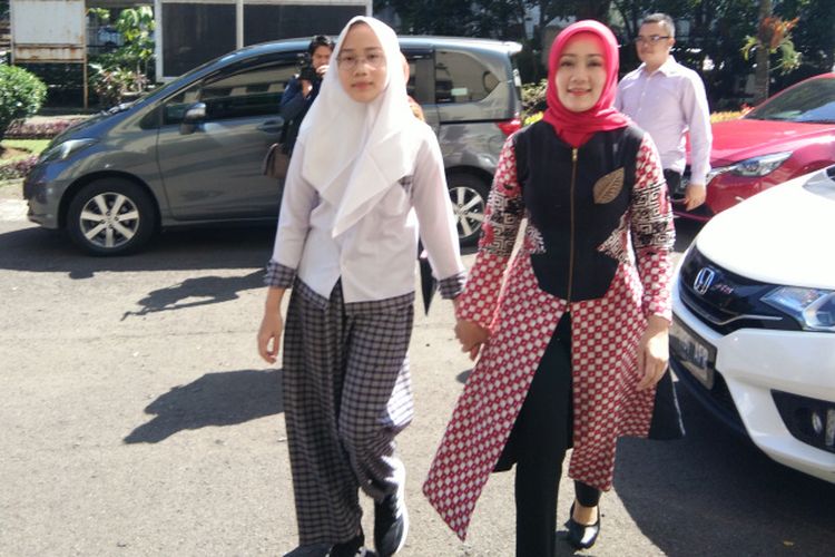 Istri Gubernur Jawa Barat Ridwan Kamil, Atalia Praratya saat mengantar anaknya Camillia Laetitia Azzahra mendaftar ke SMA Negeri 3 Bandung, Jalan Belitung, Senin (17/6/2019).