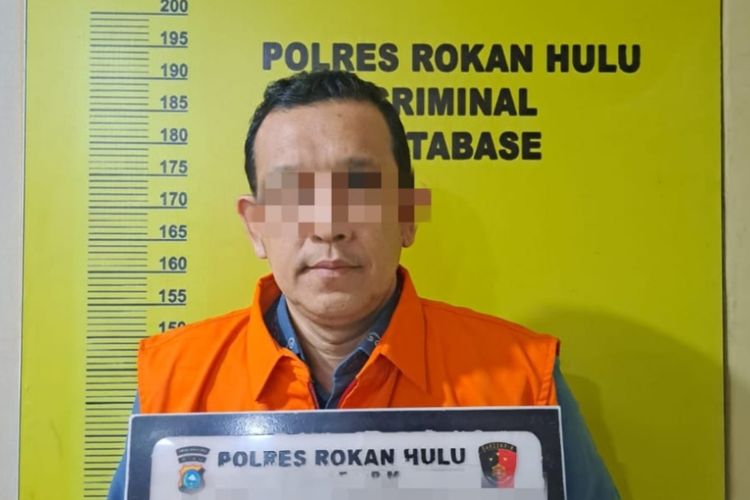 Kadis Perkim Rohul, Herry Islami saat ditahan di Mapolres Rohul, Riau, atas kasus dugaan korupsi, 20 Januari 2024.