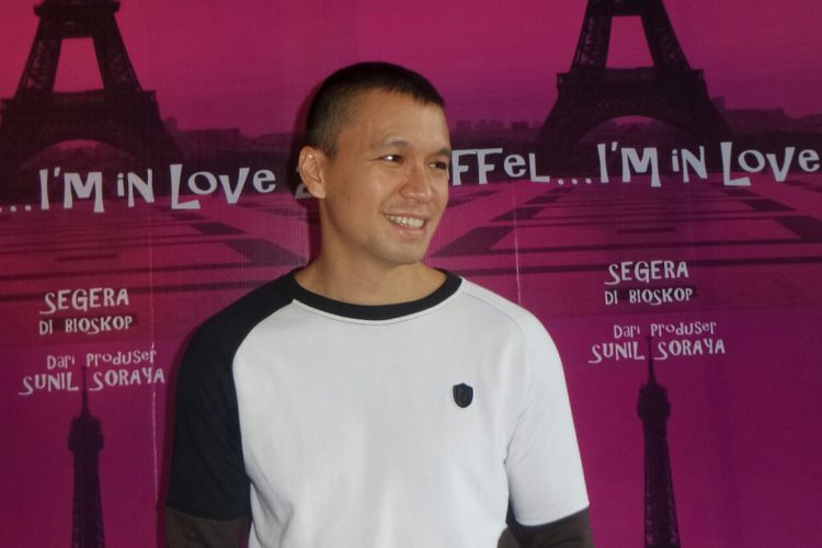 Artis peran Samuel Rizal dalam sesi wawancara usai jumpa pers Eiffel..Im In Love 2 di kantor Soraya Intercine Films, Menteng, Jakarta Pusat, Jumat (14/9/2017).