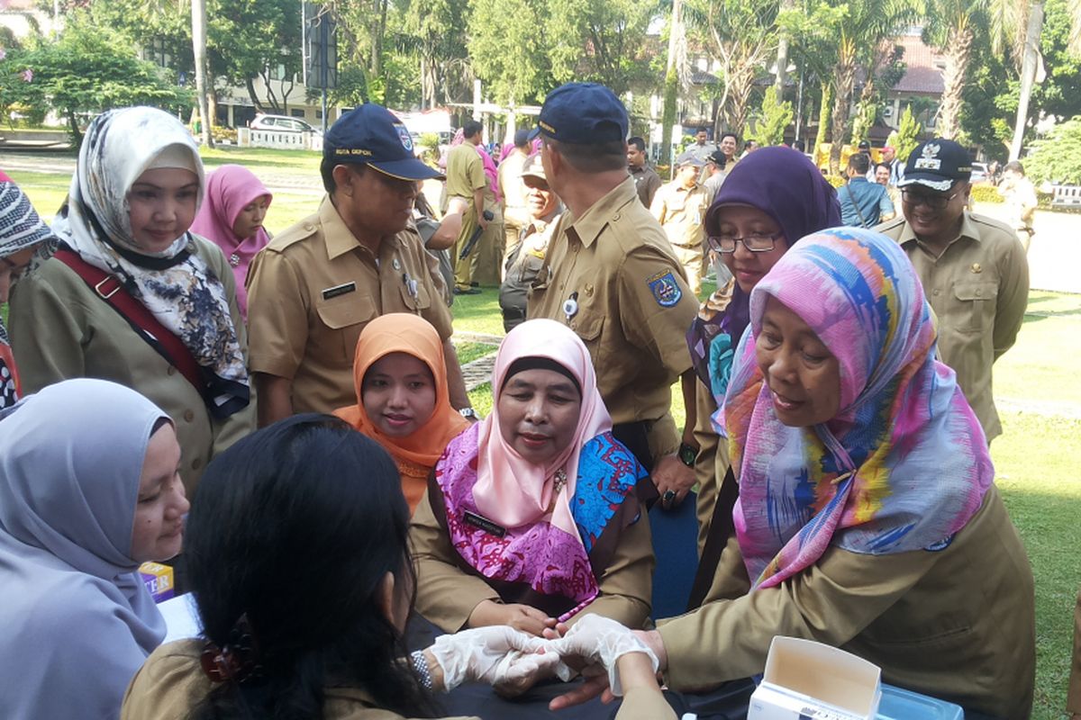 Para pegawai negeri sipil (PNS) di lingkungan Pemerintah Kota Depok mengikuti tes untuk mengecek kadar kolesterol dan gula darah yang diadakan di halaman Balai Kota Depok, perbedaan PPPK dan PNS atau perbedaan PNS dan PPPK, THR PNS 2021, gaji PNS 2021, berapa gaji PNS? Senin (3/7/2017).