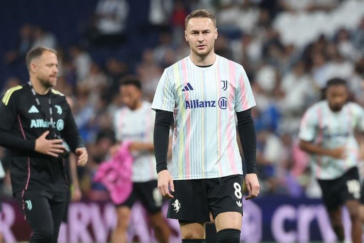 Gelandang Juventus asal Belanda, Teun Koopmeiners, melakukan pemanasan sebelum pertandingan Liga Champions antara Real Madrid CF dan Juventus di Stadion Santiago Bernabeu di Madrid pada 22 Oktober 2025.
