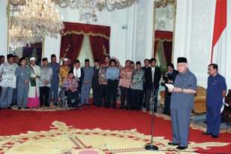 Presiden Soeharto memberikan keterangan pers seusai pertemuan dengan para ulama, tokoh masyarakat, organisasi kemasyarakatan, dan ABRI, di Istana Merdeka, Jakarta, 19 Mei 1998, dua hari sebelum mengundurkan diri menjadi presiden.