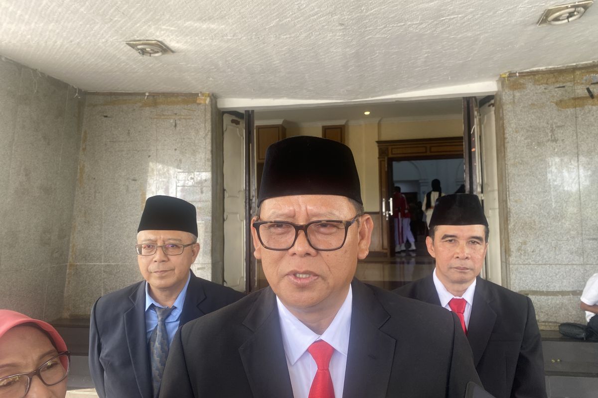 Pj Wali Kota Sukabumi, Kusmana Hartadji (tengah) saat berada di depan Gedung Juang Kota Sukabumi. Kamis (15/8/2024)