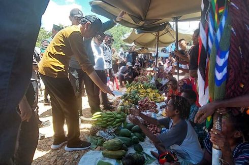Kunjungi Pasar Youtefa Jayapura, Presiden Jokowi Berikan Sembako dan Uang ke Mama-mama Pedagang