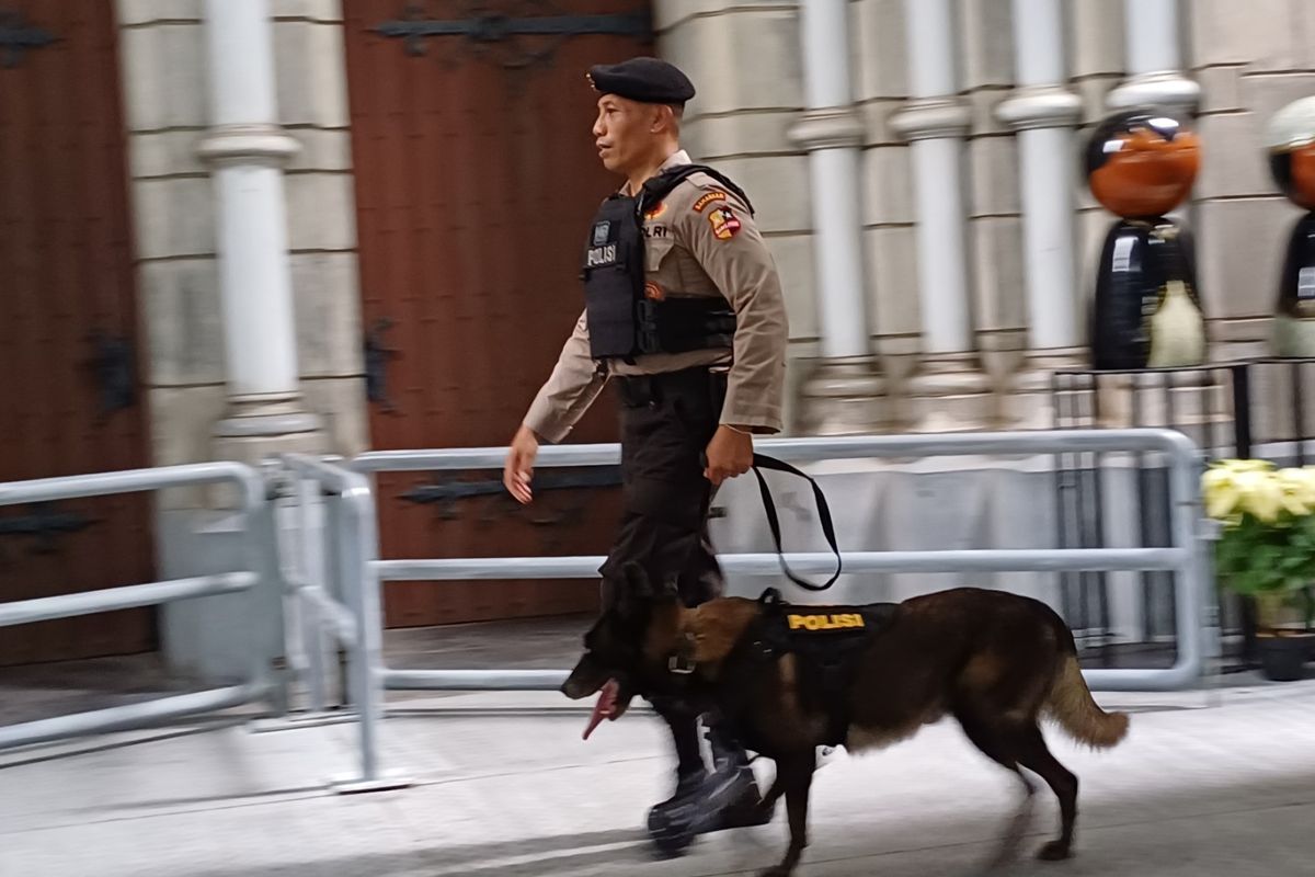 Menjelang Misa Malam Natal, Pasukan Gegana dan Anjing K9 Sterilisasi Gereja Katedral 