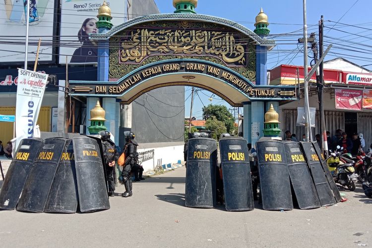 Petugas gabungan dari Polda Jatim dan Polres Jombang melakukan upaya jemput paksa terhadap MSA, tersangka kasus pencabulan, Kamis (7/7/2022).