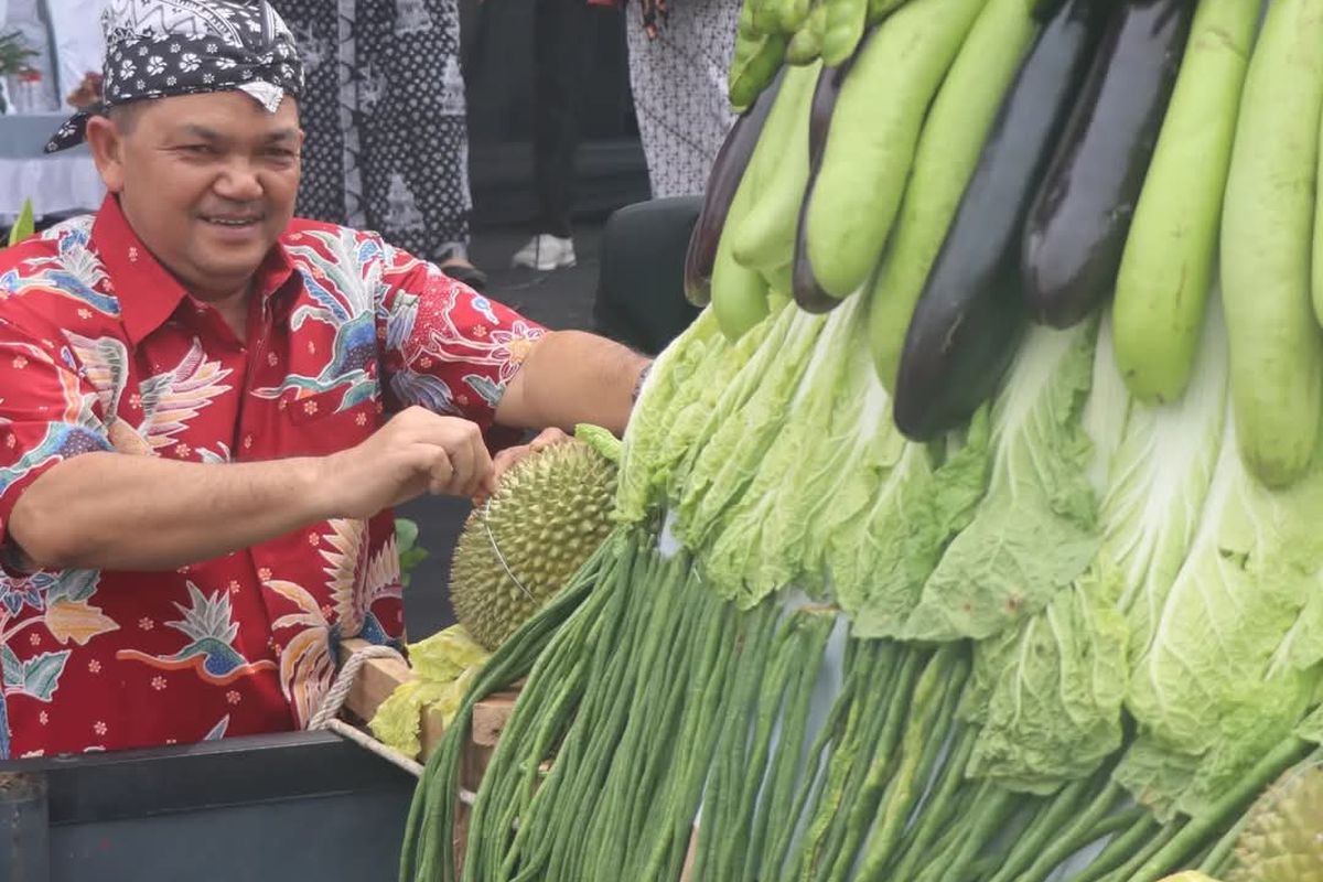 Merti Dusun Gogik, Bupati Semarang Bagikan Sayur dan Durian