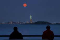 Warga New York Abadikan Super Blood Moon Bersinar di Atas Liberty hingga WTC