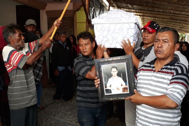 Jenazah Sumanto (56), saat diberangkatkan dari rumah duka Mojo, Pasar Kliwon, Solo ke pemakaman Astana Dondong Joho, Pracimantoro, Wonogiri, Jawa Tengah, Minggu (24/11/2019).