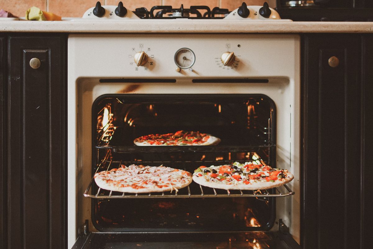 Agar awet, bersihkan oven secara manual beberapa bulan sekali.