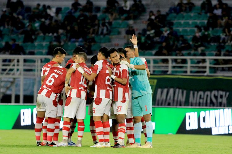 Pemain Persis Solo berdoa bersama sebelum laga tunda pekan ke-18 Liga 1 2023-2024 melawan Persebaya Surabaya yang berakhir dengan skor 1-1 di Stadion Gelora Bung Tomo Surabaya, Jawa Timur, Rabu (13/12/2023) malam.