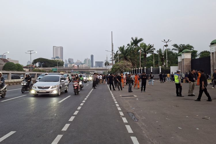 Massa Demo Hari Tani 2026 di DPR Bubar, Lalin Jalan Gatot Subroto Lancar