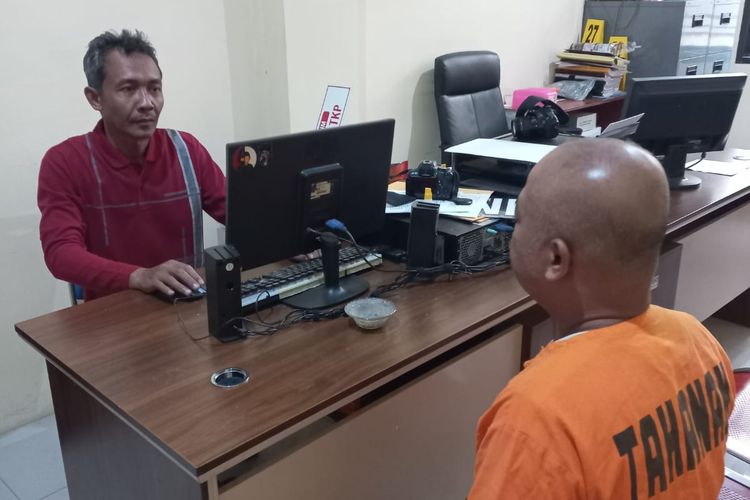 Foto: Satreskrim Polres Situbondo Polda Jatim menangkap tersangka penggelapan mobil berinisial AW (36) Warga Desa Talkandang, Kecamatan Situbondo Kota, Kabupaten Situbondo, Provinsi Jawa Timur.