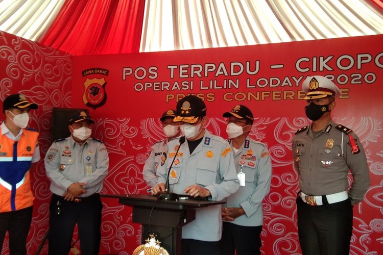 Dirjen Perhubungan Darat Kementerian Perhubungan RI Budi Setiyadi saat menyampaikan overview arus balik libur Nataru di Pos Terpadu Cikopo, Purwakarta, Minggu (3/1/2021).