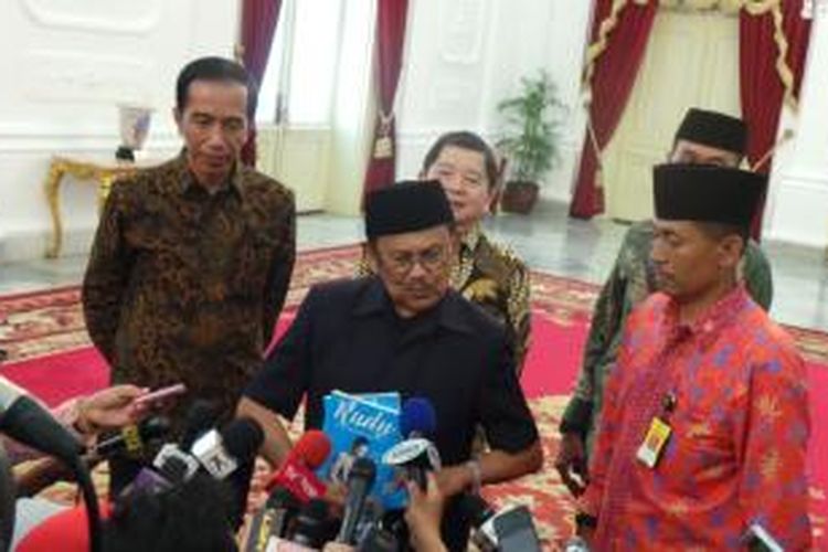 Presiden ketiga Republik Indonesia BJ Habibie seusai bertemu Presiden Joko Widodo di Istana Merdeka, Jakarta, Selasa (13/10/2015).
Powered by Telkomsel BlackBerry®