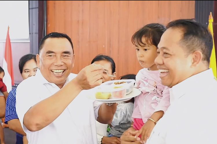 Pj Gubernur Bali Mahendra Jaya bersama Bupati Jembrana I Nengah Tamba saat memberikan asupan makanan kepada anak stunting di Jembrana, Bali, Minggu (19/11/2023).