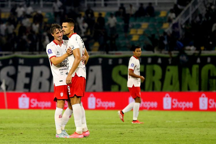 Pemain asing Bali United Tim Receveur menenangkan Boris Kopovic saat laga pekan ke-3 Super League 2025-2026 yang berakhir dengan skor 5-2 di Stadion Gelora Bung Tomo Surabaya, Jawa Timur, Sabtu (23/8/2025) malam.