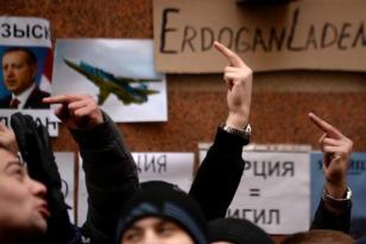Ratusan orang melakukan aksi unjuk rasa di depan Kedutaan Besar Turki di Moskow, 25 November 2015. Aksi ini adalah bentuk protes setelah Turki menembak jatuh pesawat tempur Rusia dekat perbatasan Suriah.