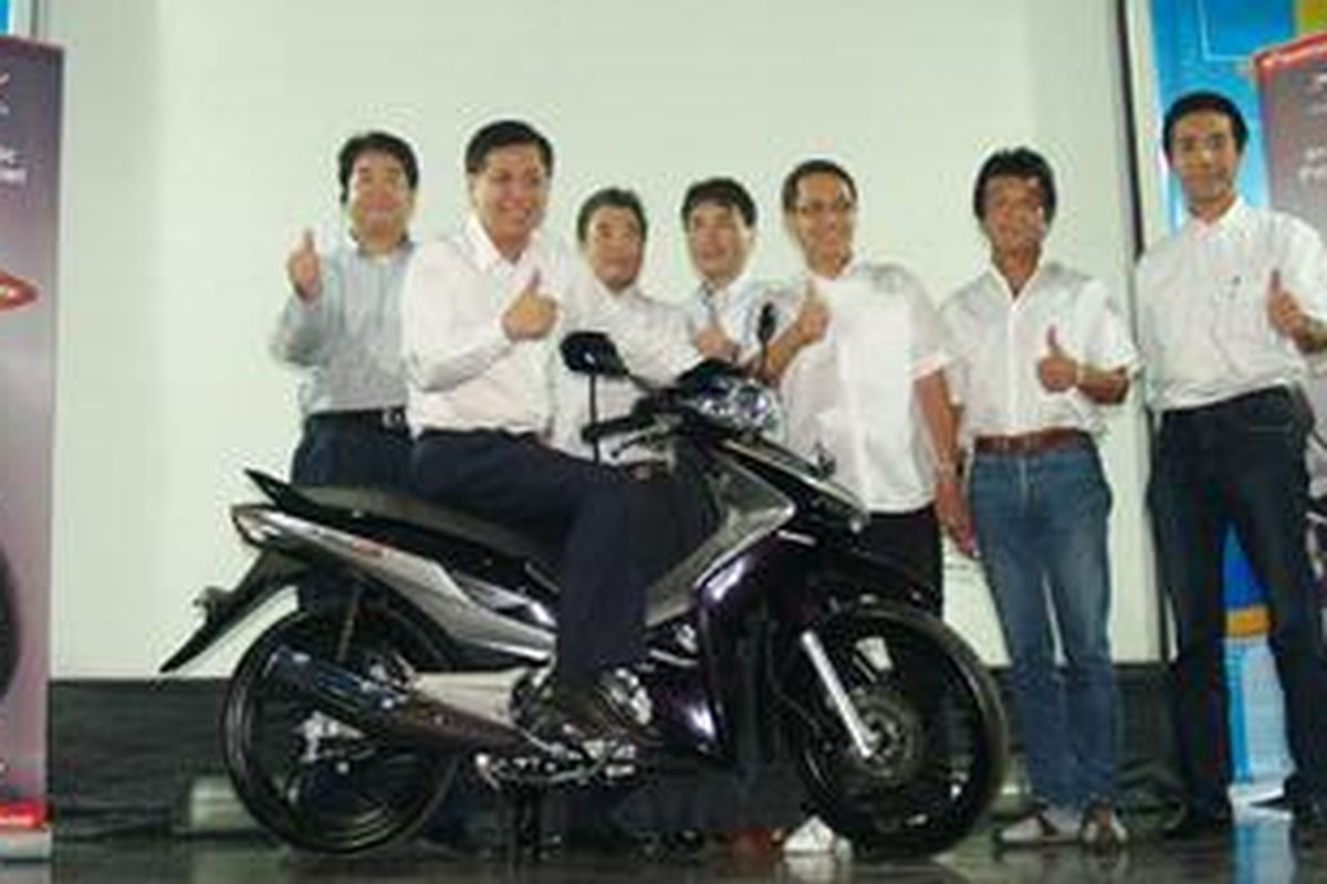 Johannes Loman (naik Revo CV Matic) bersama Presdir AHM, Yusuki Hori(paling kiri) dan jajaran direksi lainnya