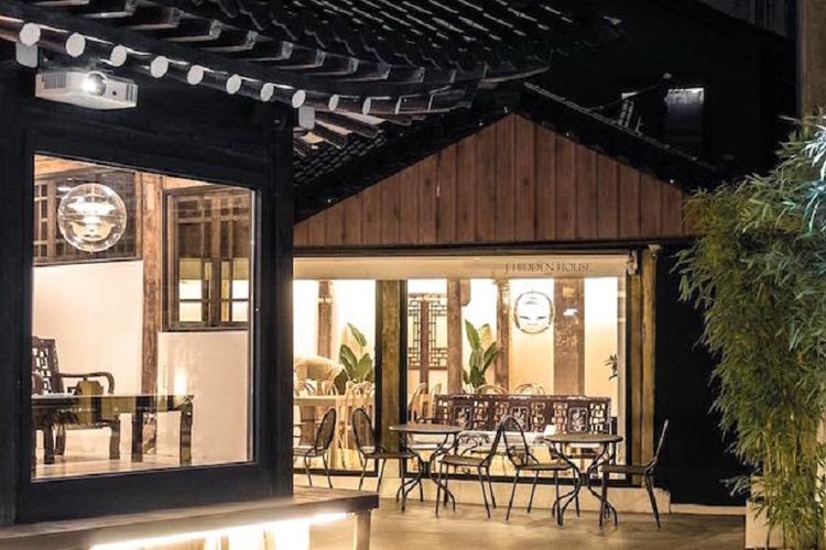 Dibangun seluas 300 meter persegi, kafe bernama J Hidden House tersebut dirancang dengan desain yang menggabungkan gaya tradisional dan modern.