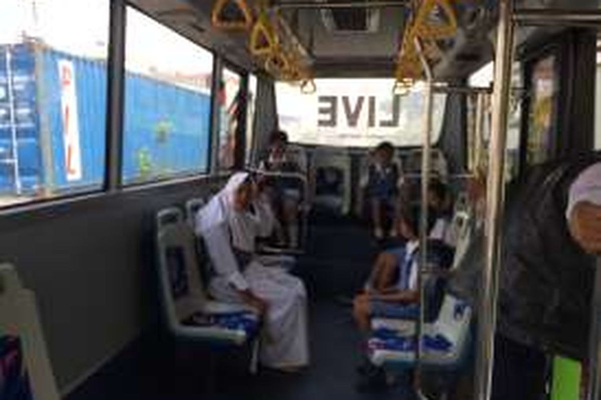 Anak-anak sekolah naik Bus Rapid Transit (BRT) Tangerang, Tangerang, Kamis (8/12/2016).