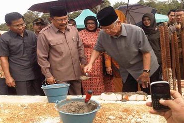 Gubernur Kepulauan Riau Muhammad Sani saat meresmikan proyek lanjutan pembangunan kantor Bupati Lingga, Rabu (27/2/2013). 