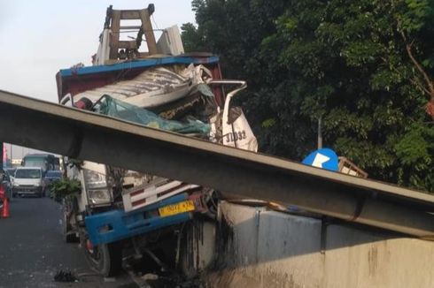 Truk Tronton Hantam Tiang dan Pembatas Jalan Tol di Kebon Jeruk, Sopir Terluka