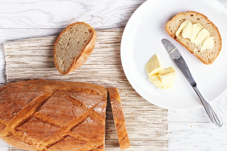 ilustrasi butter plate dan butter spreader untuk makan roti. 