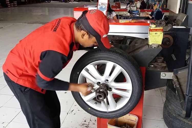 Balancing roda mobil dilakukan dengan menempel besi atau timah kecil pada titik yang perlu diseimbangkan.