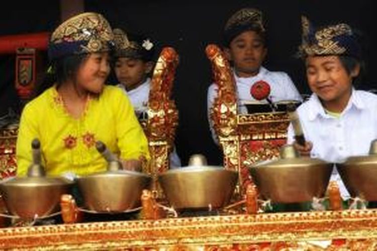 Anak-anak Indonesia belajar gamelan di Kota Brussel.