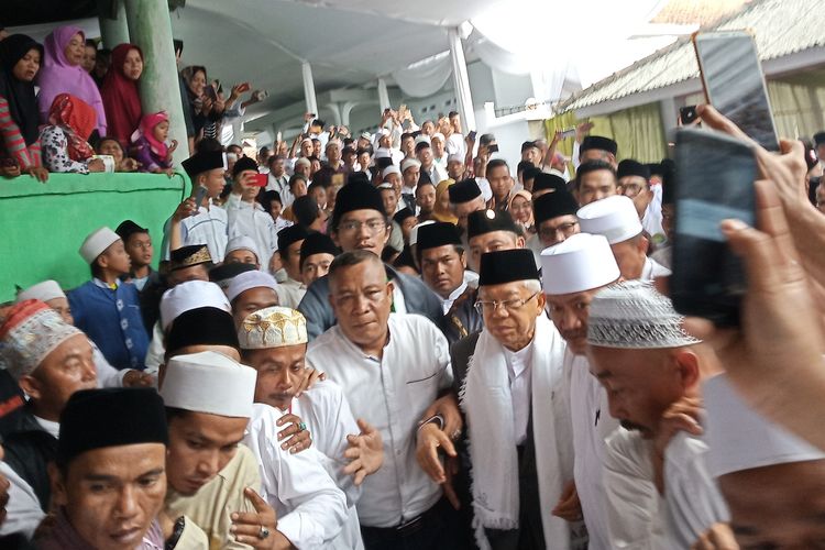 Cawapre nomor urut 01 Maruf Amin disambut para santri setibanya di Pondok Pesantren Nurul Huda, Cijeruk Kabupaten Bogor Kamis (11/4/2019)