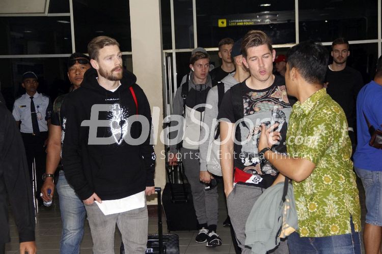 Rombongan tim Islandia saat keluar dari pintu kedatangan terminal B Bandara Adisutjipto Yogyakarta, Minggu (7/1/2018). 