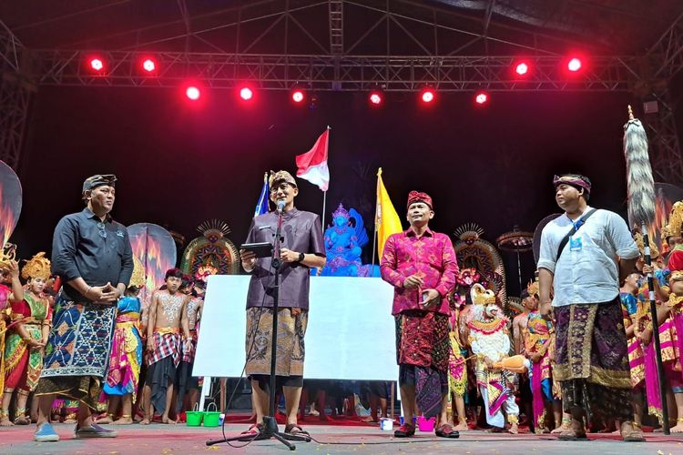 Menteri Pariwisata dan Ekonomi Kreatif (Menparekraf) RI, Sandiaga Salahuddin Uno saat membuka Pemuteran Festival di Kabupaten Buleleng, Provinsi Bali, Kamis (16/11/2023) malam. 