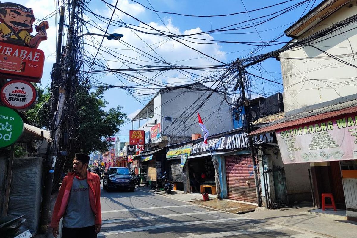 Kabel kusut di Jalan Kyai H. Syahdan, Kecamatan Kemanggisan, Palmerah, Jakarta Barat, Rabu (9/8/2023). 