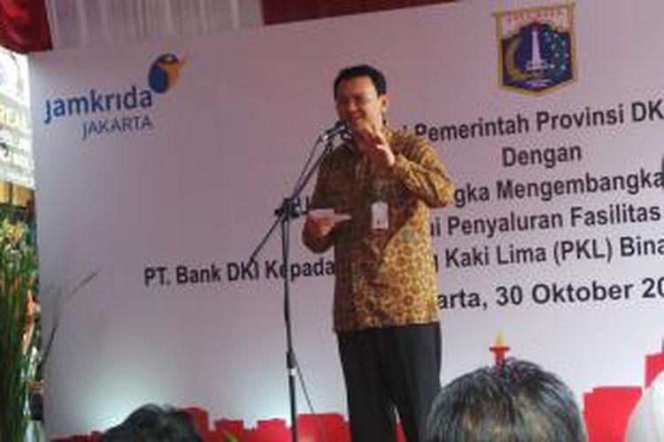 Gubernur DKI Jakarta Basuki Tjahaja Purnama menghadiri penyaluran kredit kepada ratusan PKL di Pasar Taman Puring, Jumat (30/10/2015).