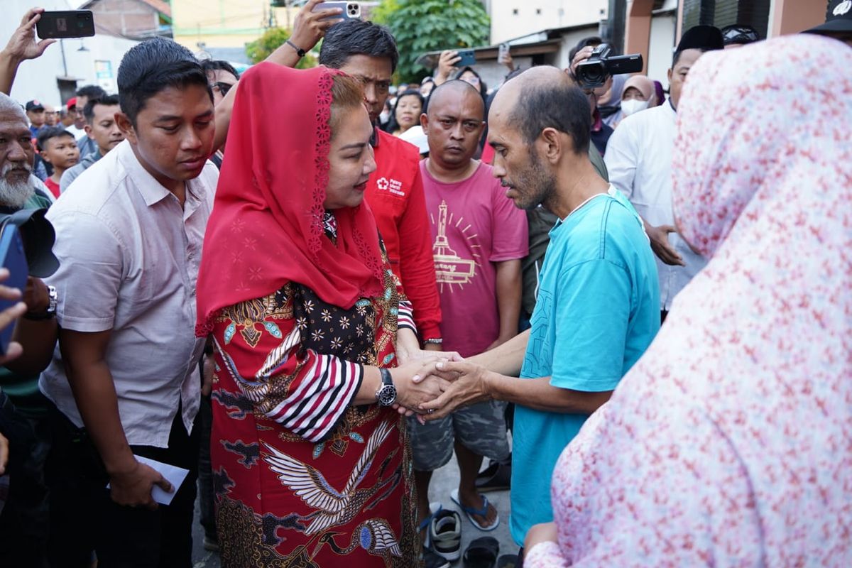 Wali Kota Semarang Hevearita Gunaryanti Rahayu saat takziah di keluarga korban anak hanyut di Kelurahan Wonotingal, Kecamatan Candisari, Kota Semarang, Sabtu (13/1/2024).
