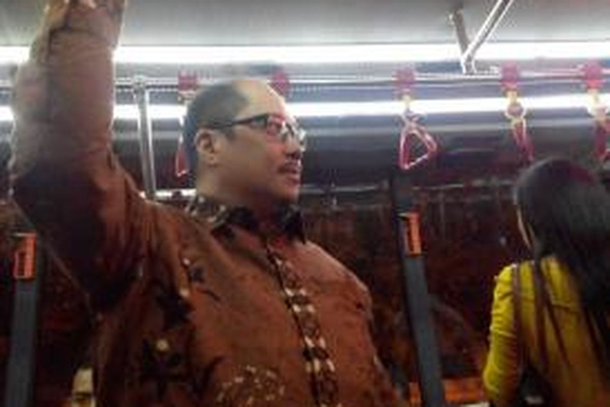 Direktur Utama PT Transjakarta Antonius Kosasih menaiki bus transjakarta. 