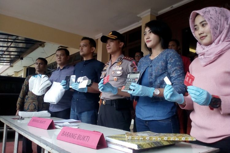 Kapolres Garut dan jajaran Reskrim Polres Garut menunjukan barang bukti tindak pidana pencucian orang dalam ekspose Minggu (18/3/2018)