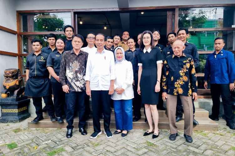 Presiden Joko Widodo dan istrinya, Iriana Joko Widodo saat berfoto bareng di sebuah rumah makan di Blora, Jawa Tengah, Selasa (23/1/2024)