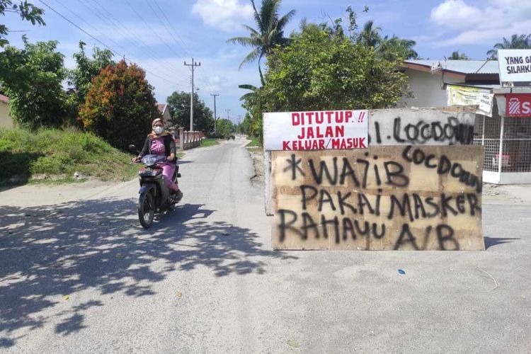 Sebanyak 12 orang warga Dusun Rahayu A dan Rahayu B di Desa Sumber Rejo, Kecamatan Pagar Merbau, Deli Serdang terkonfirmasi positif Covid-19. Sebelumnya, dalam waktu sebulan sudah ada 7 orang meninggal dengan sebab yang belum diketahui. Dua dusun ini saat ini menjalankan 'lockdown' atau penyekatan di pintu keluar masuk.