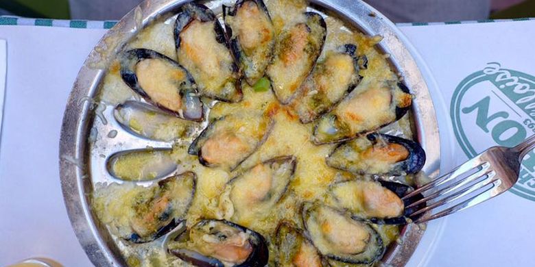 Mussles Provençale, menu rekomendasi Chef seharga 18,75 euro yaitu kerang belgia dilumuri keju cair dan bawang putih.