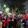 Massa Buruh Merangsek ke Jalan Medan Merdeka Barat, Coba Terobos Kawat Berduri